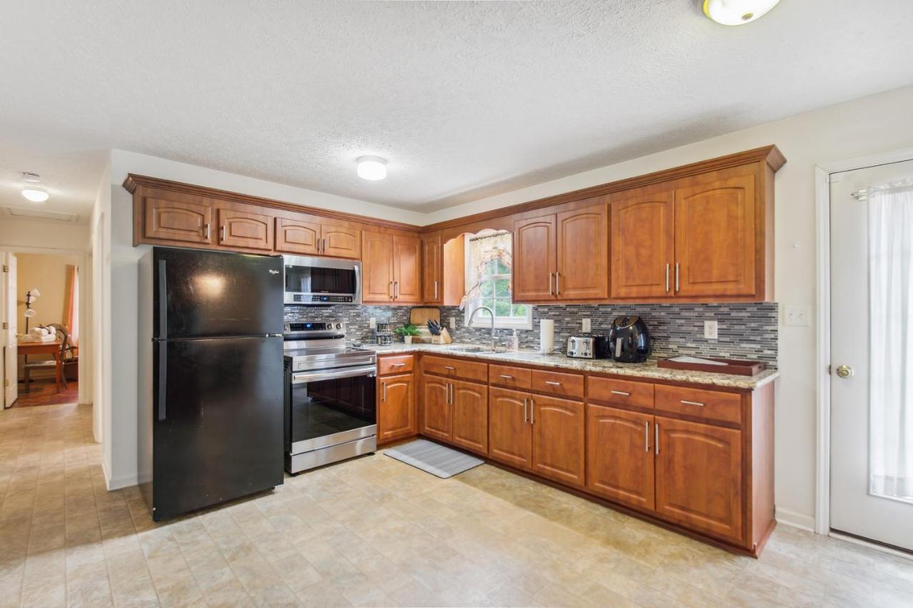 Chatham Getaway With Fireplace, Deck And Gas Grill! Exterior foto